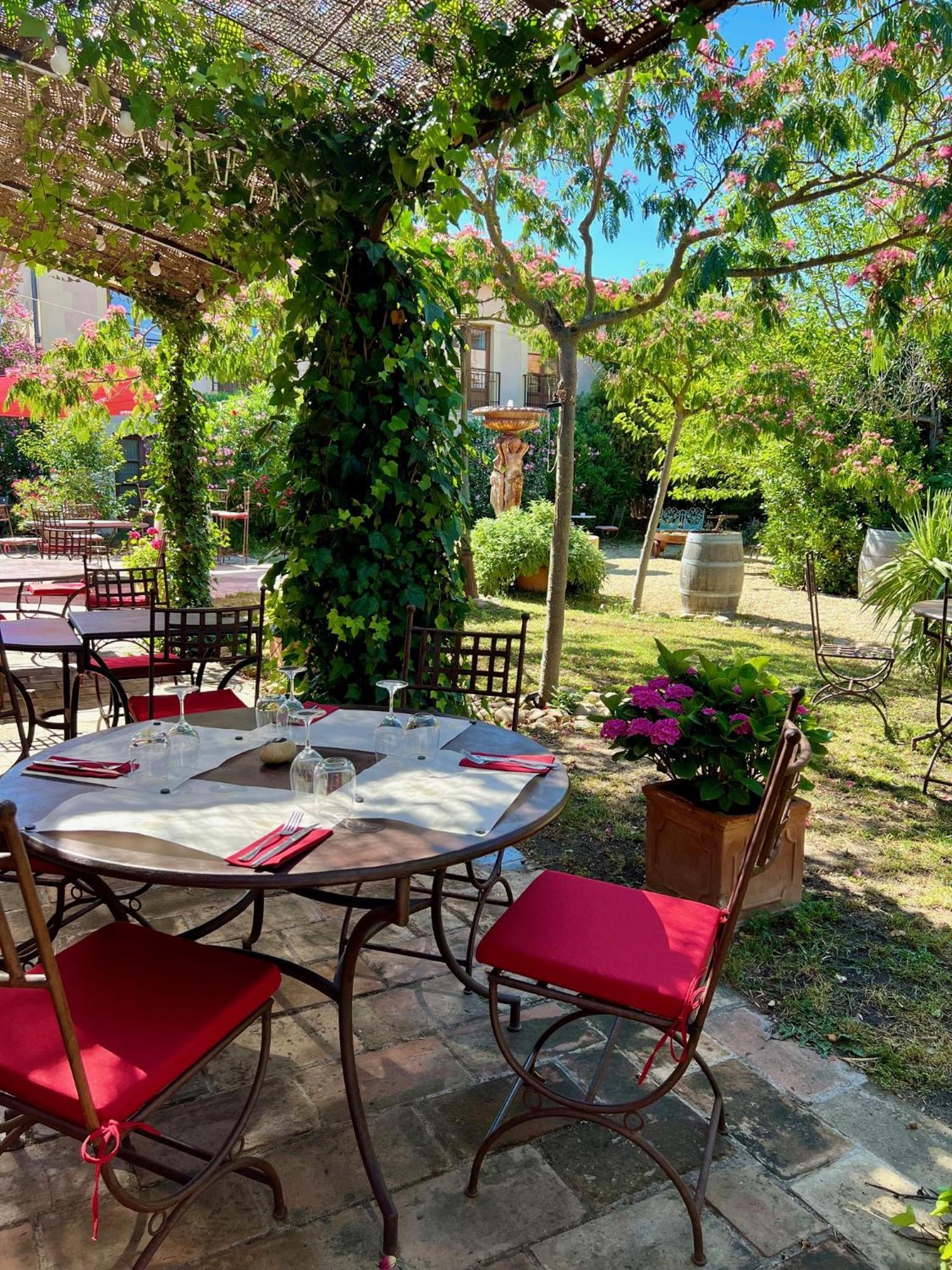 Vinauberge Poilhes Buitenkant foto
