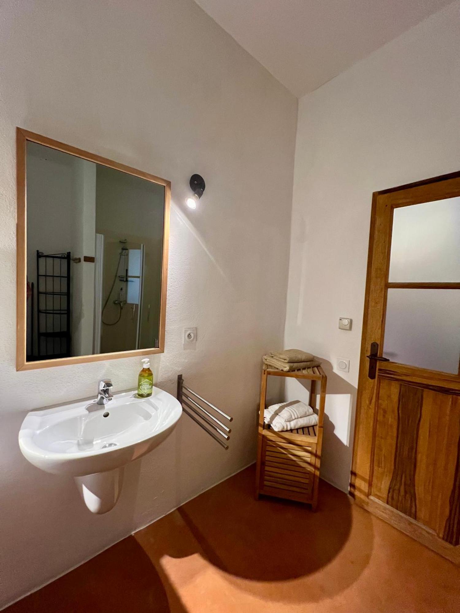 Vinauberge Poilhes Buitenkant foto