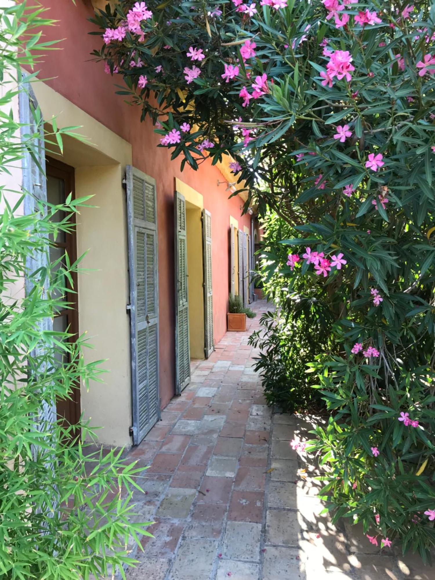 Vinauberge Poilhes Buitenkant foto