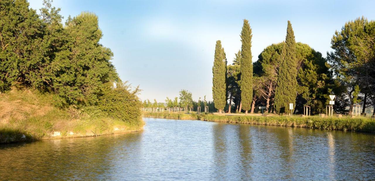 Vinauberge Poilhes Buitenkant foto